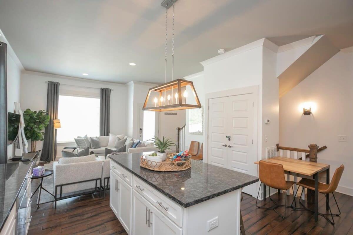 Spacious W Bar & Pool Table & Garage Near Belmont * Nashville
