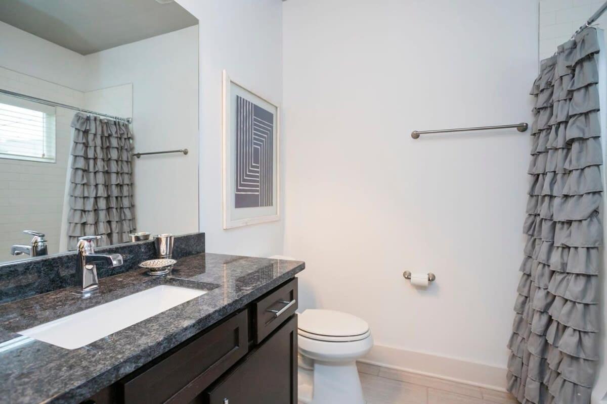 Spacious W Bar & Pool Table & Garage Near Belmont Holiday home *