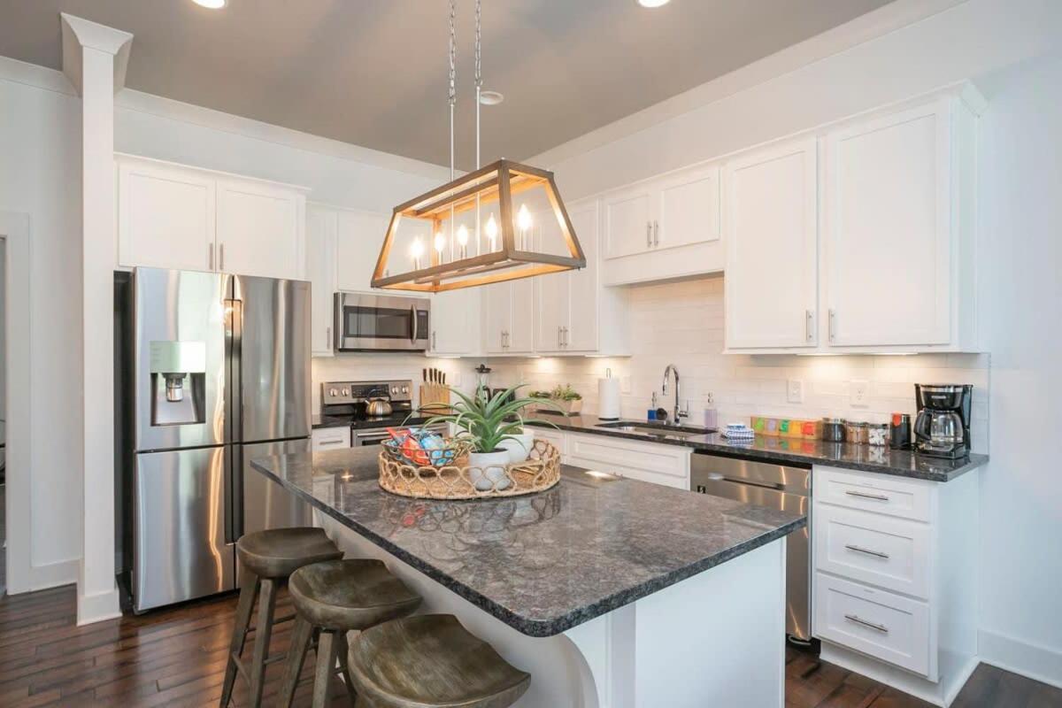 Holiday home Spacious W Bar & Pool Table & Garage Near Belmont