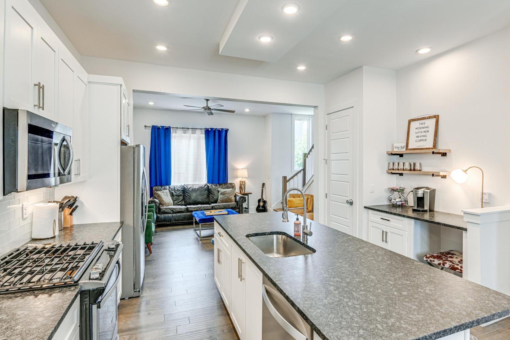 Bright Townhome About 5 Mi To Downtown! *
