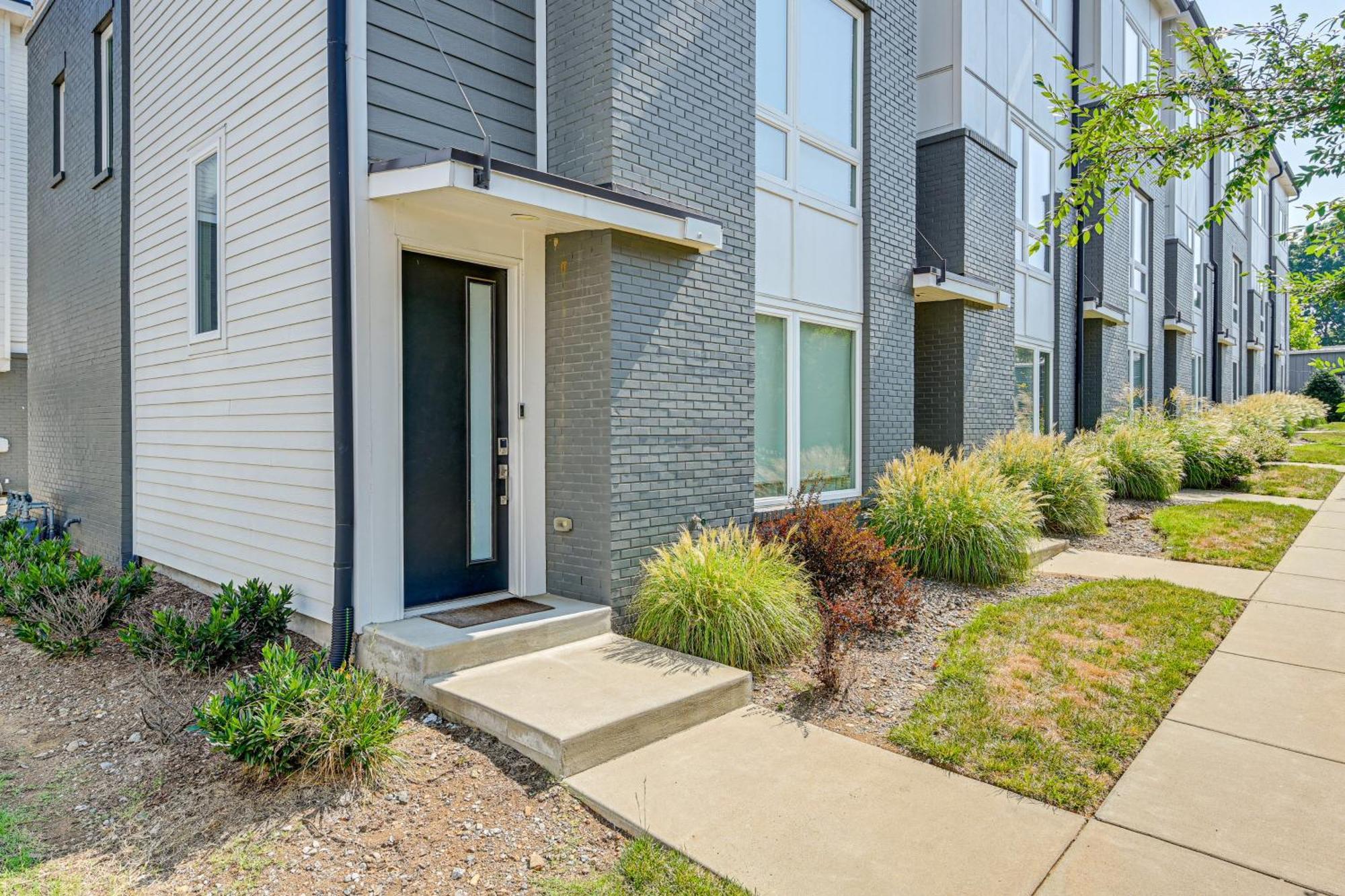 Bright Townhome About 5 Mi To Downtown! *