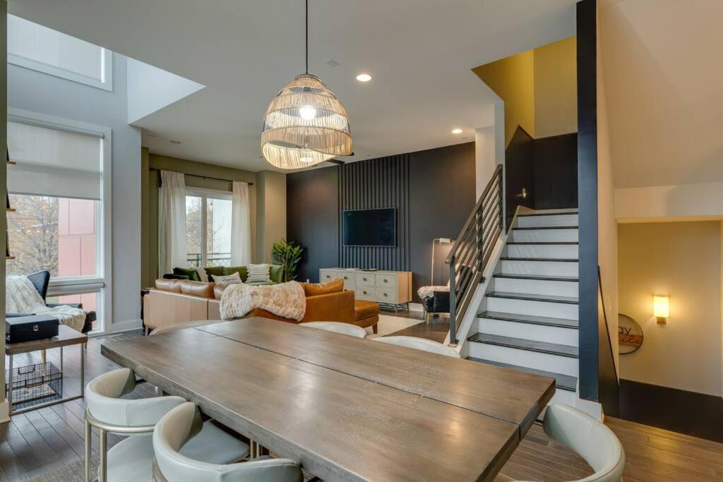 Luxury Townhome! Rooftop-game Room! Near Broadway! Holiday home Nashville