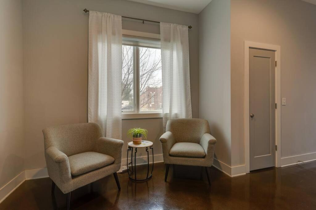Luxury Townhome! Rooftop-game Room! Near Broadway! Holiday home