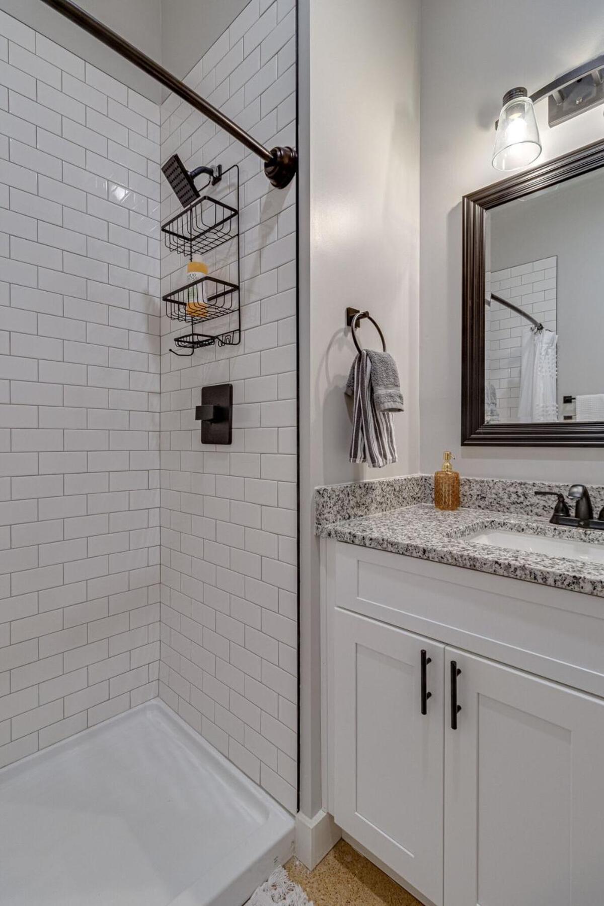 With 2 Queen Beds 7 Mins To Broadway Apartment *