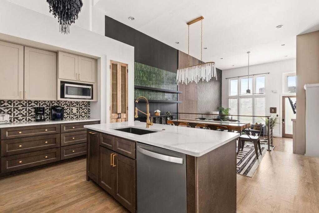 Modern Townhouse Near Vandy And Parthenon Holiday home *