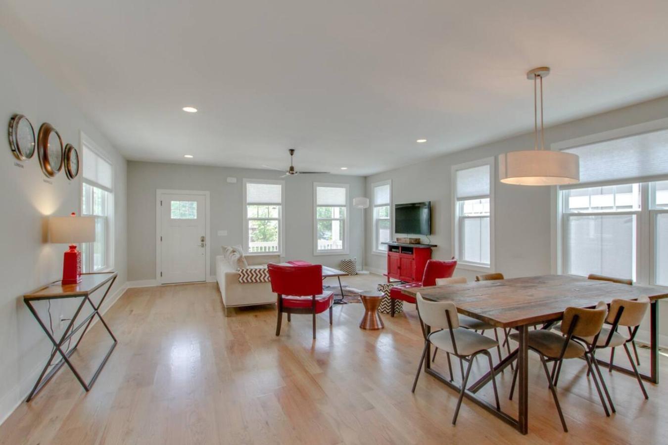 Spacious With 7 Beds 4 Bedrooms And 2.5 Bathrooms *