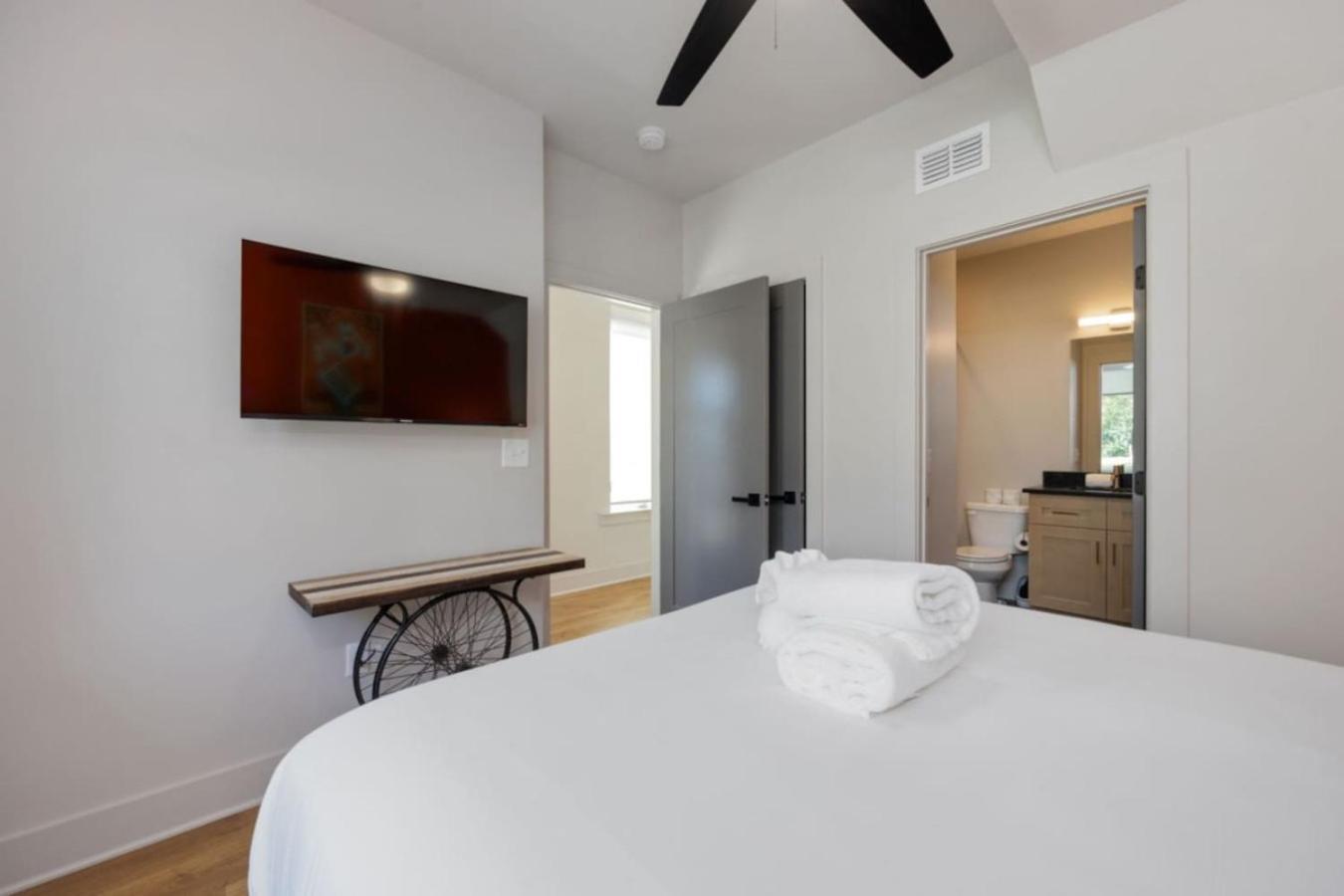 Music Four Bedrooms Four Bathrooms Stunning Rooftop