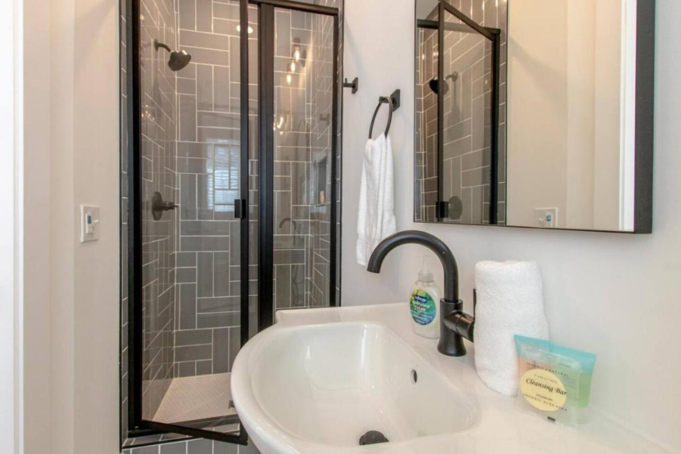 Holiday home Jazz Junction 4 Bedrooms 7 Beds 7 Mins To Broadway