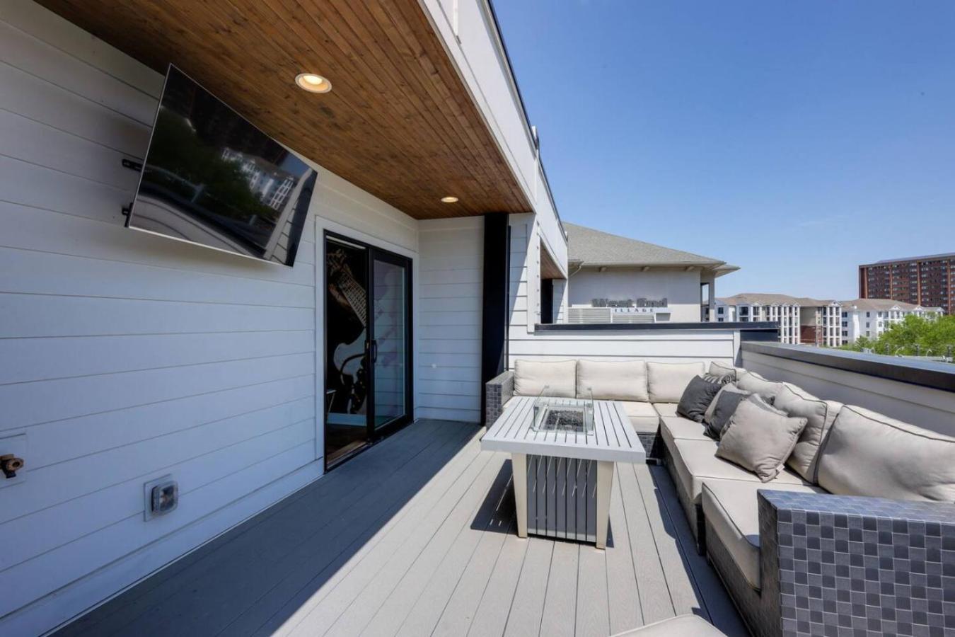 Two Townhomes Rooftop Lounges With Skyline Views Nashville