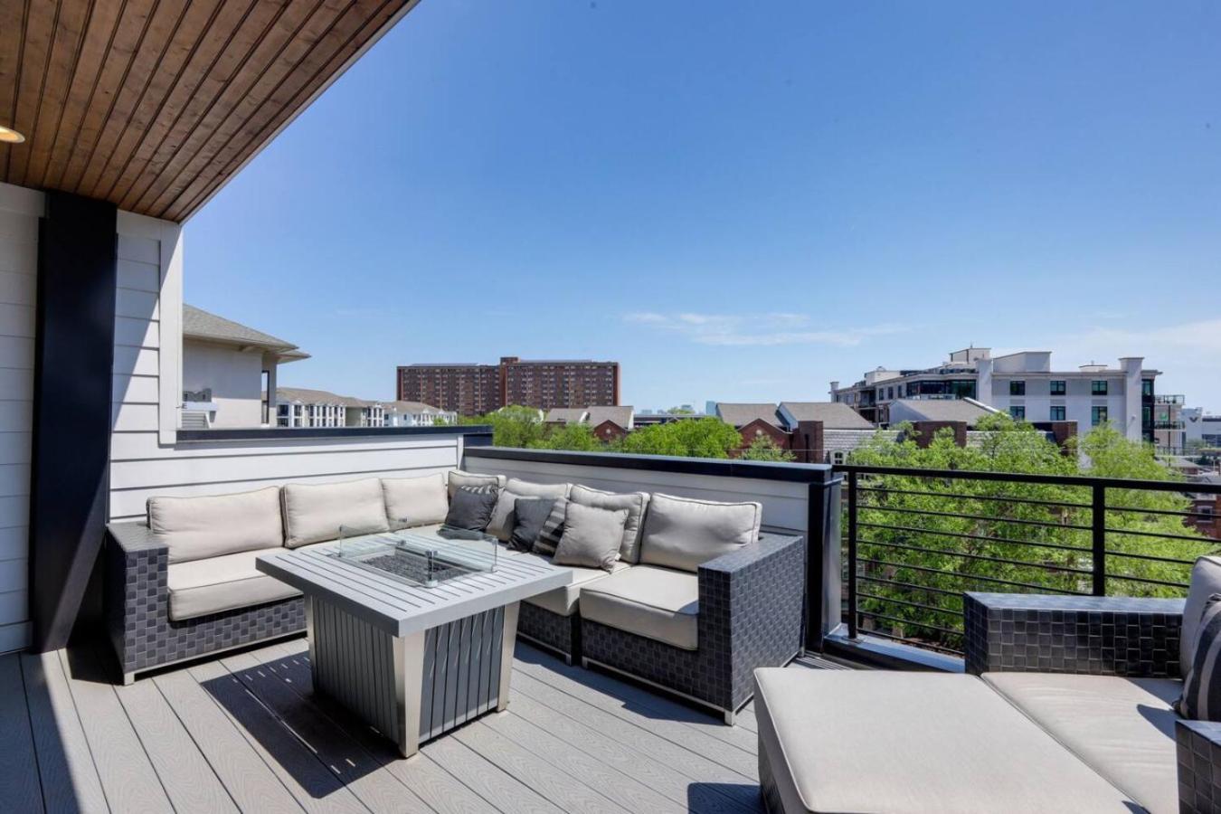 Holiday home Two Townhomes Rooftop Lounges With Skyline Views