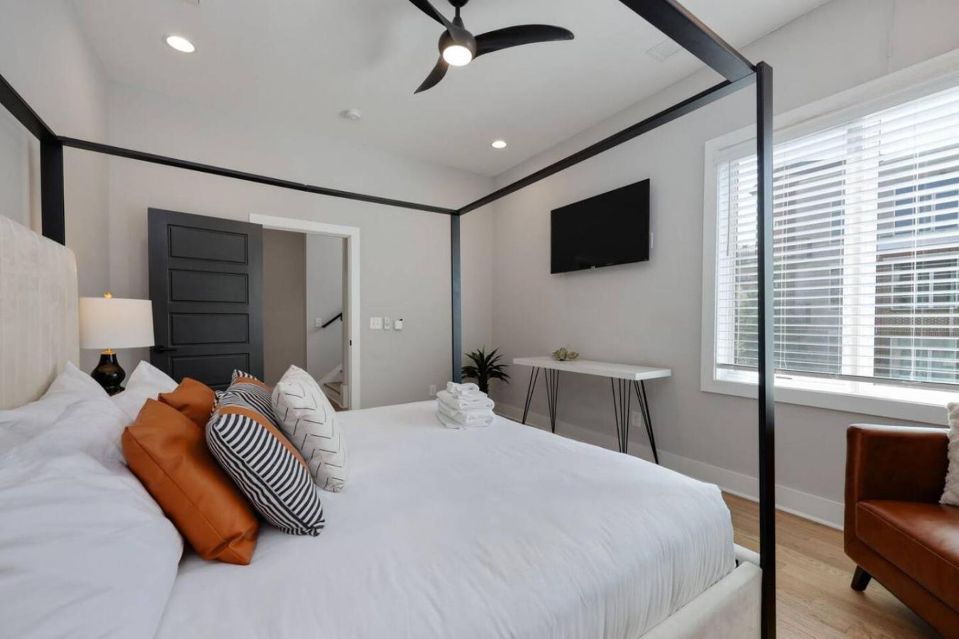 Holiday home Two Townhomes Rooftop Lounges With Skyline Views *