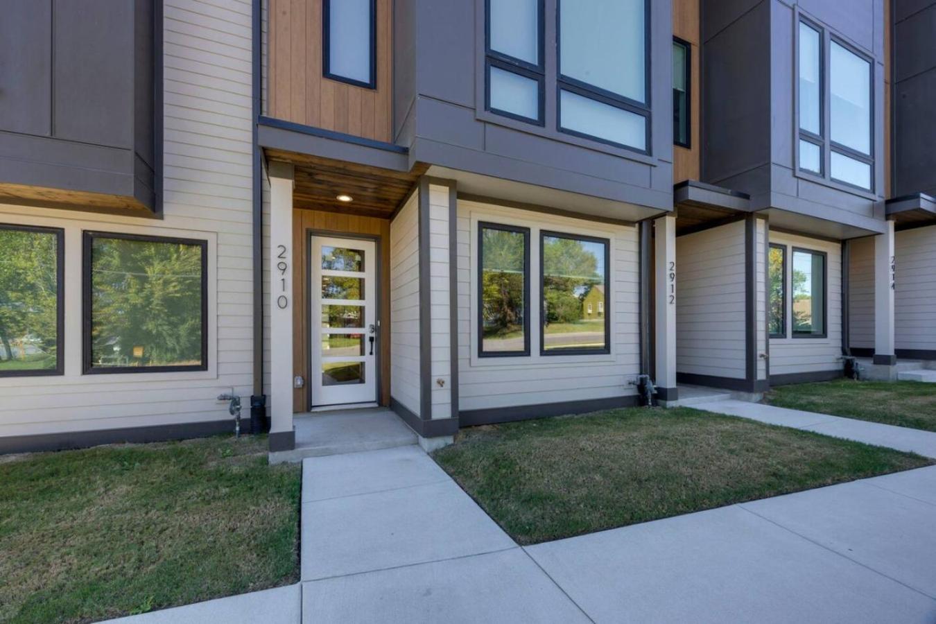 Music Abode And Cowgirl Up Dual Townhomes *