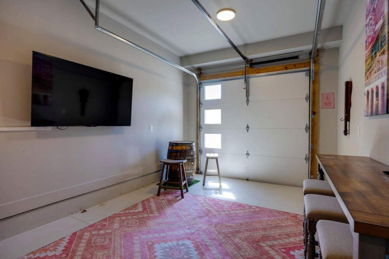 Music Abode And Cowgirl Up Dual Townhomes *