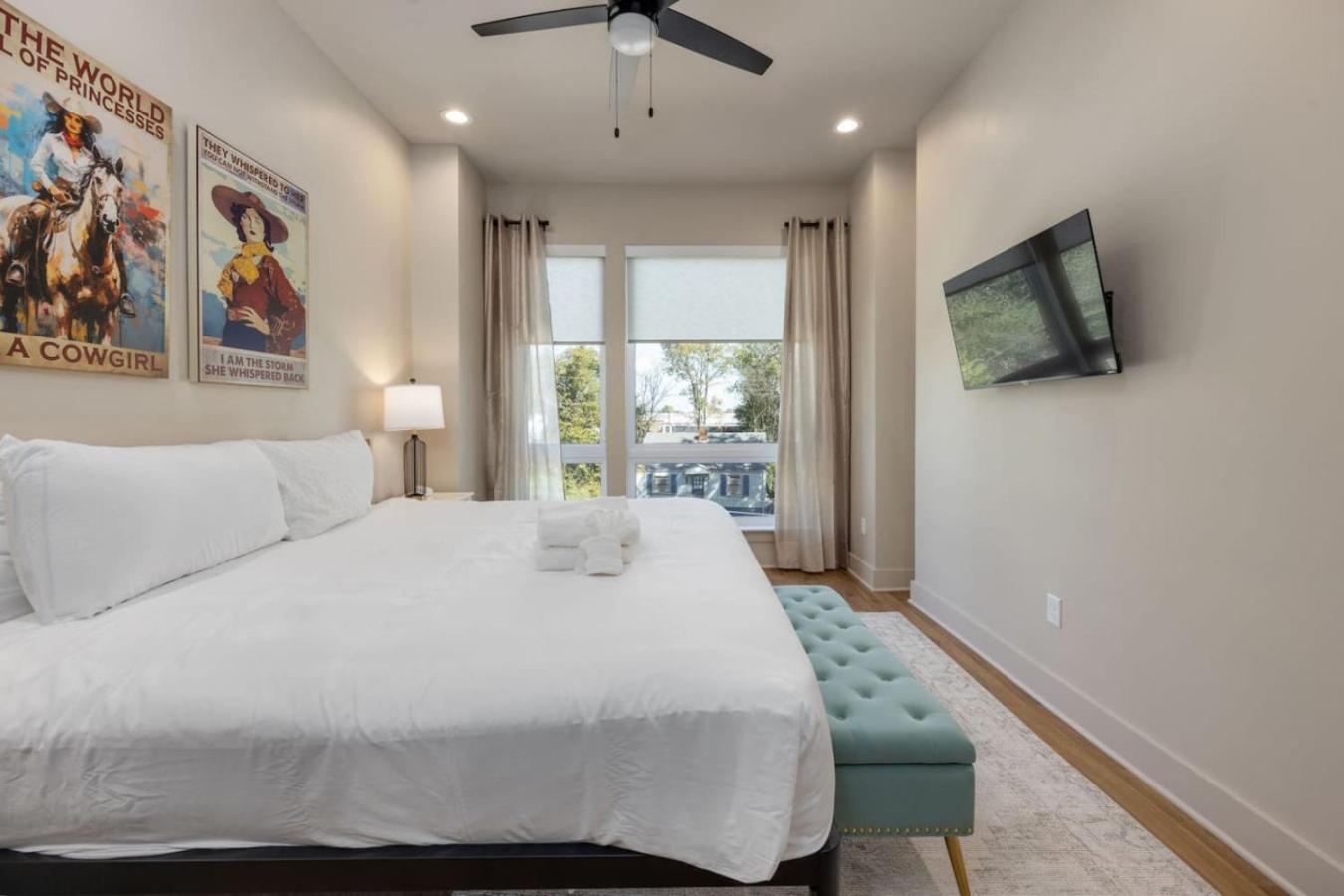 Music Abode And Cowgirl Up Dual Townhomes Holiday home