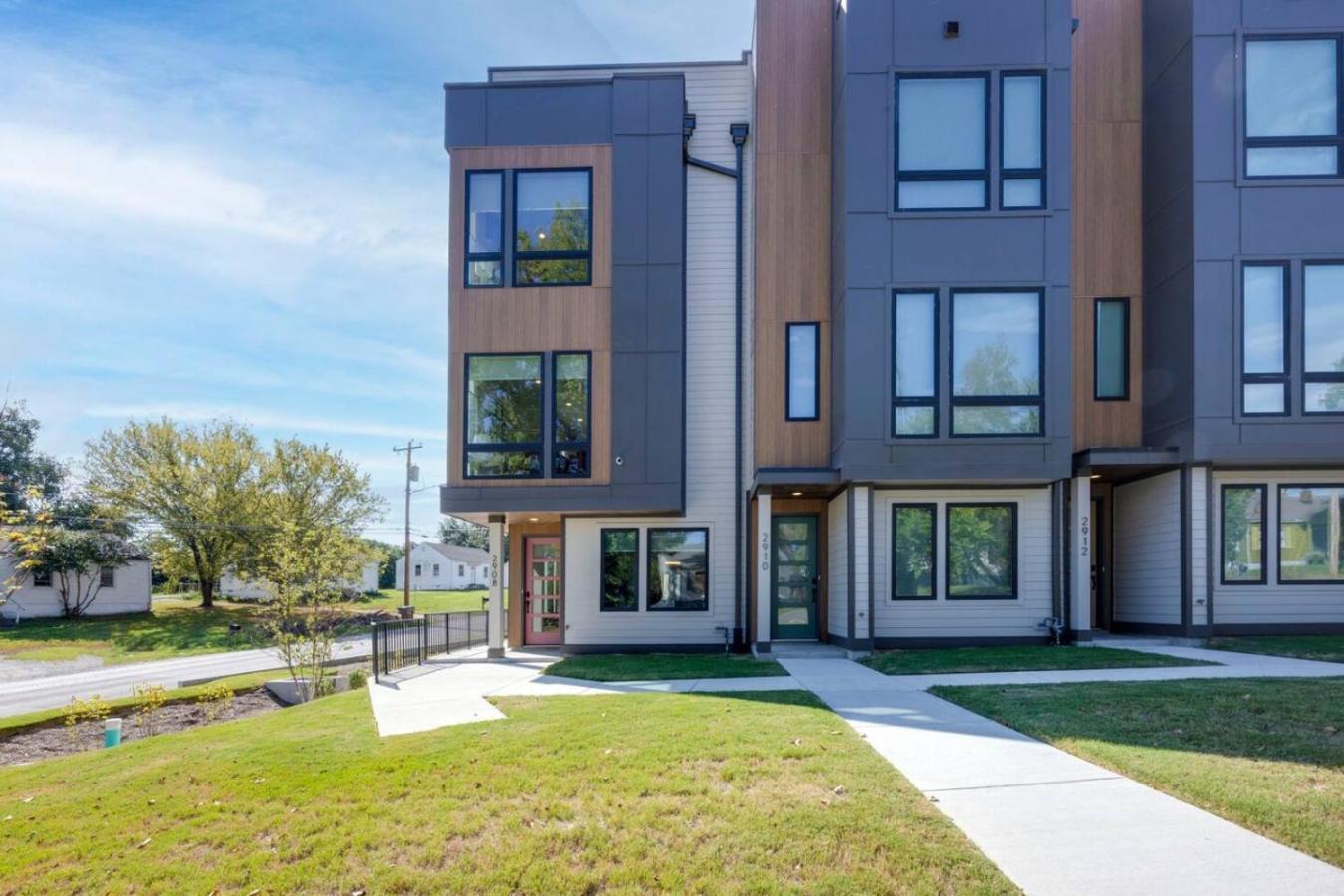 Music Abode And Cowgirl Up Dual Townhomes Holiday home