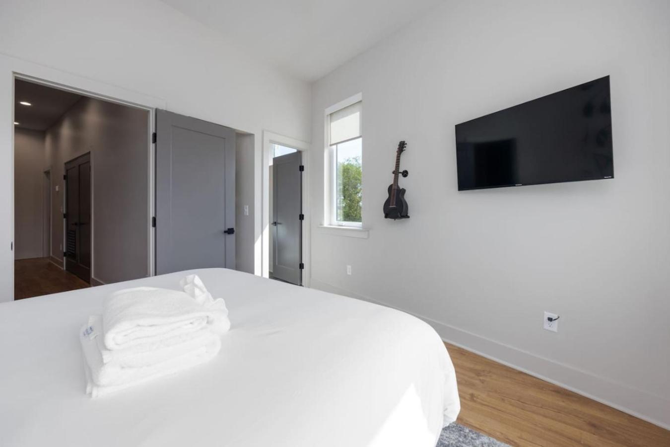 Music Abode And Cowgirl Up Dual Townhomes *