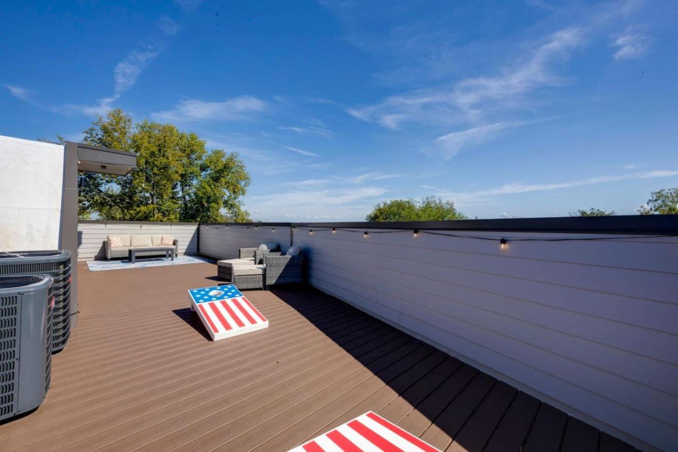 Music Abode And Cowgirl Up Dual Townhomes