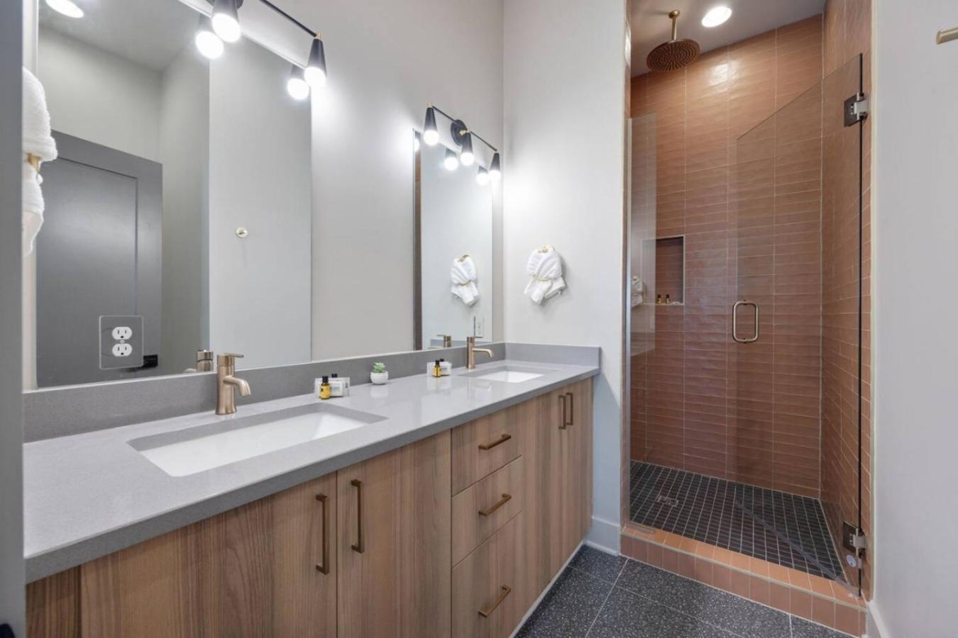 Music Abode And Cowgirl Up Dual Townhomes Holiday home