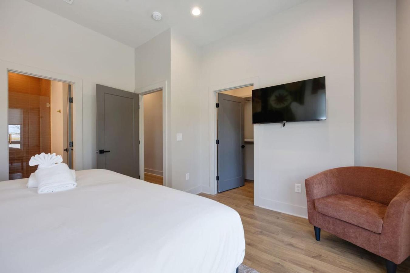 Music Abode And Cowgirl Up Dual Townhomes Nashville