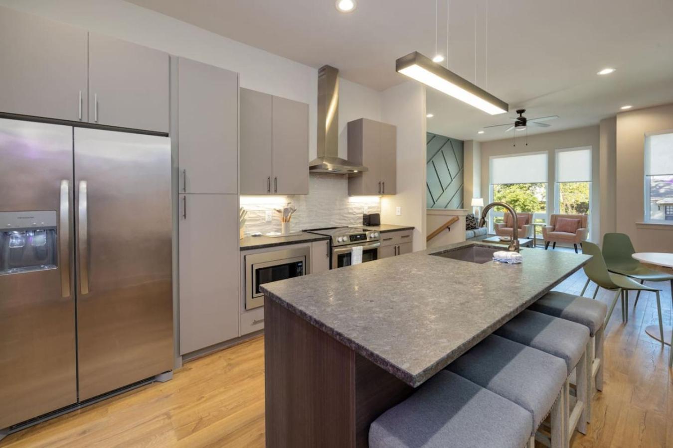 Music Abode And Cowgirl Up Dual Townhomes Holiday home *
