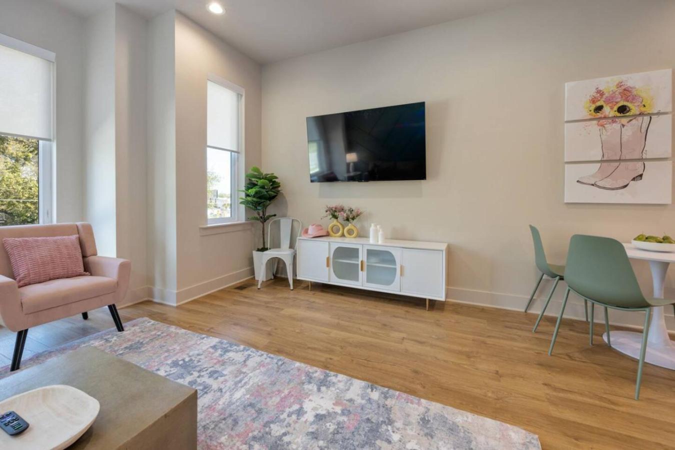 Music Abode And Cowgirl Up Dual Townhomes Nashville