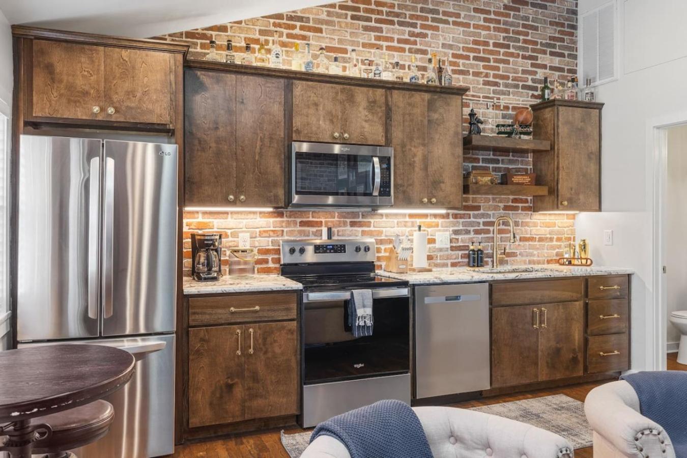 Rustic Western - Walk To Bars, Coffee And Restaurants Holiday home *