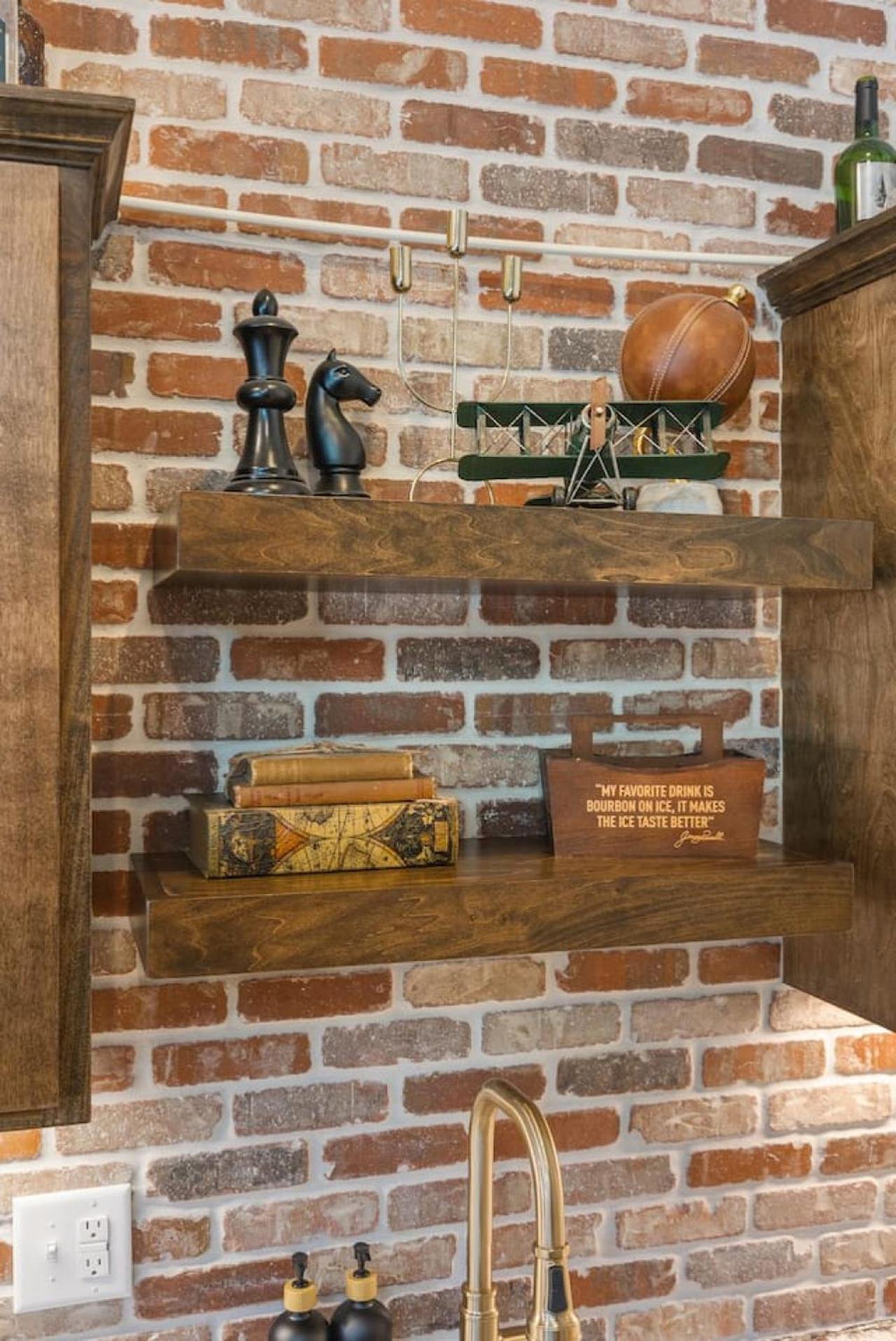 Rustic Western - Walk To Bars, Coffee And Restaurants Holiday home *