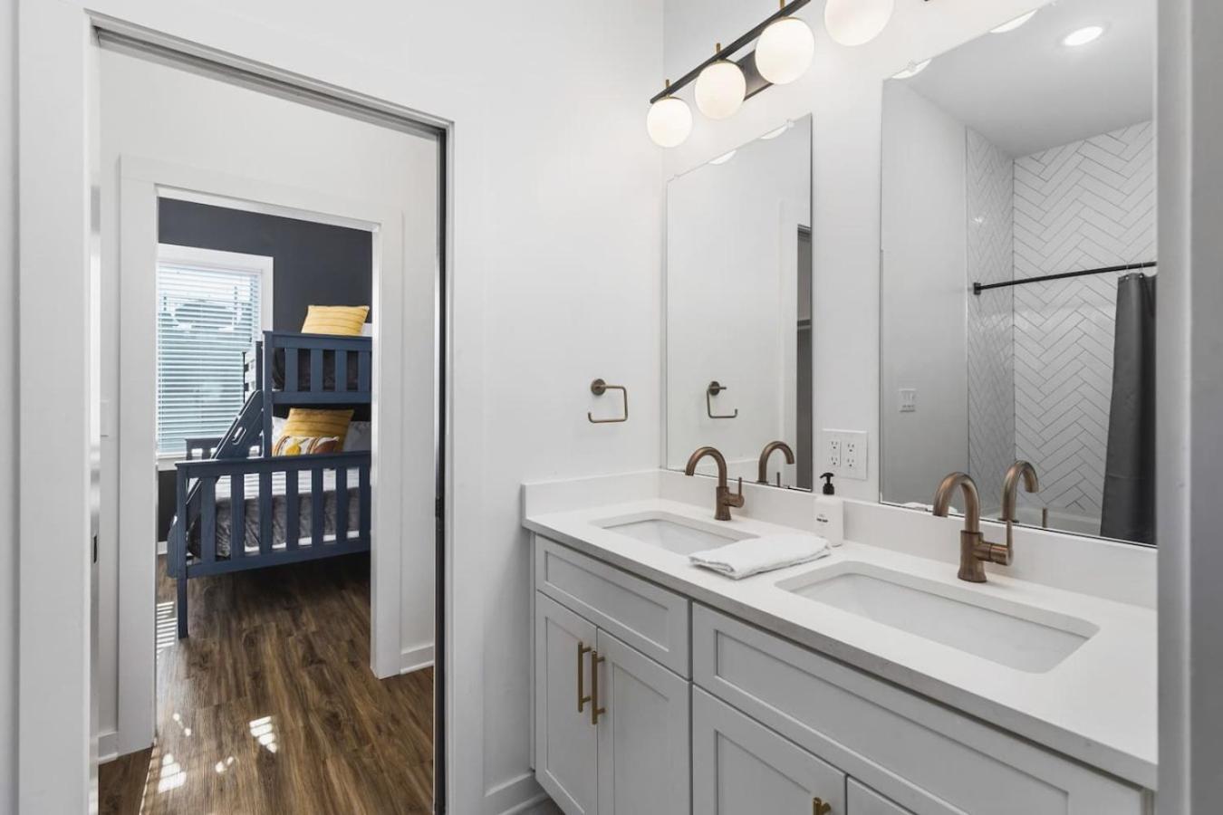 Two Adjacent Homes Sleeps 24 Only 3 Miles To Broadway
