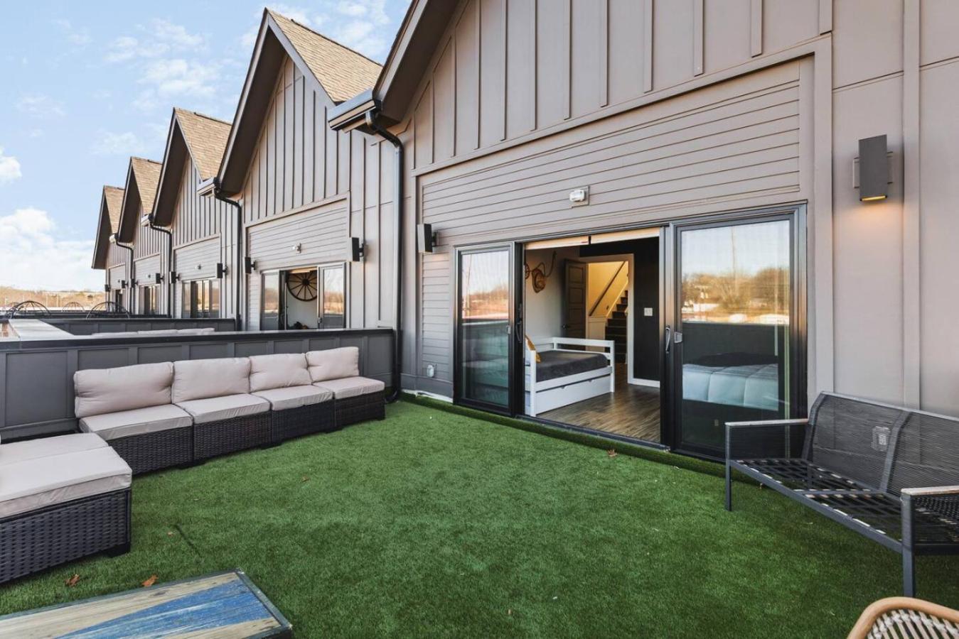 Two Adjacent Homes Sleeps 24 Only 3 Miles To Broadway Holiday home