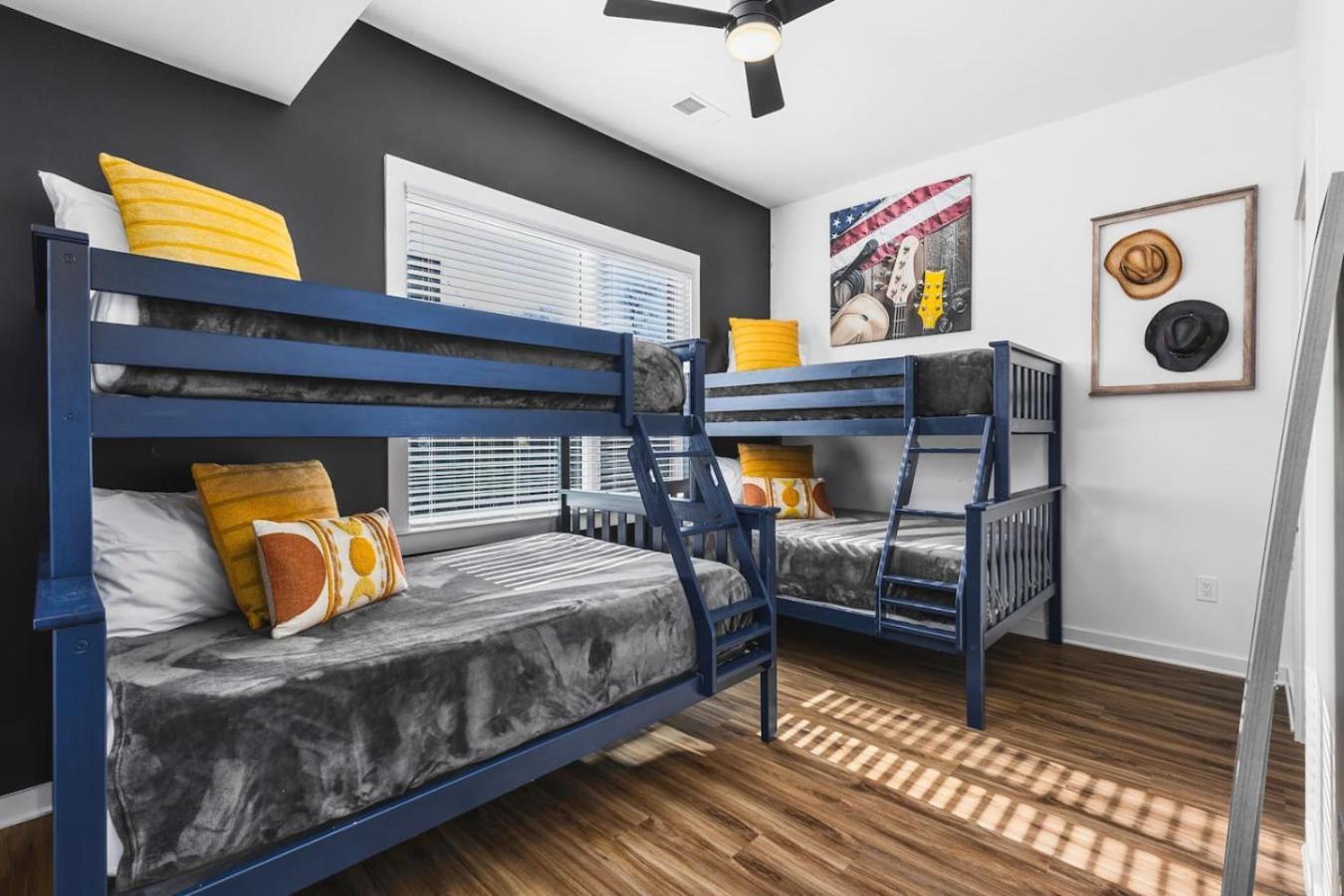 Two Adjacent Homes Sleeps 24 Only 3 Miles To Broadway Holiday home