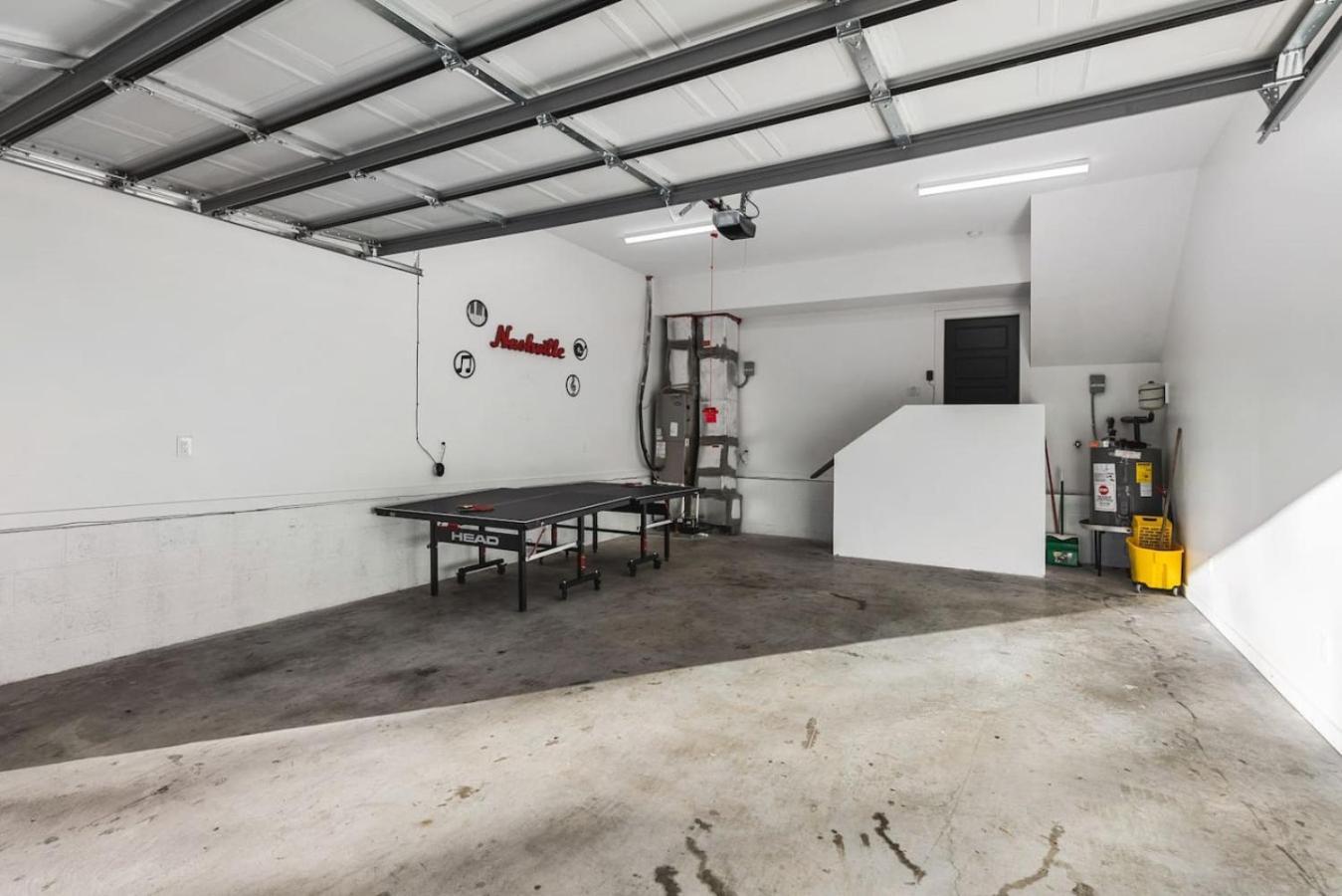 Two Adjacent Homes Sleeps 24 Only 3 Miles To Broadway Nashville