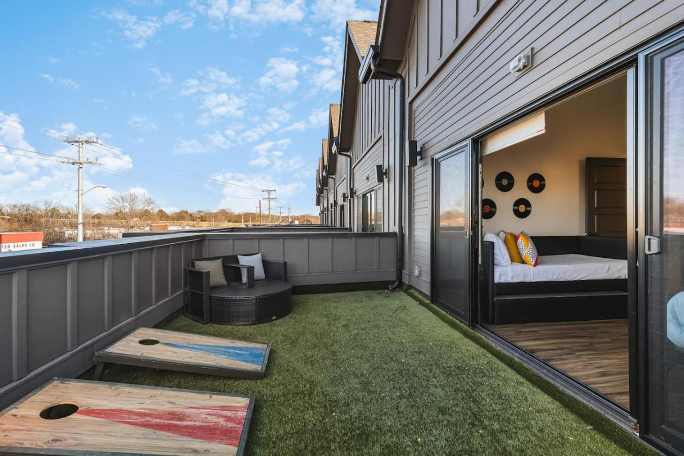 Two Adjacent Homes Sleeps 24 Only 3 Miles To Broadway Holiday home Nashville
