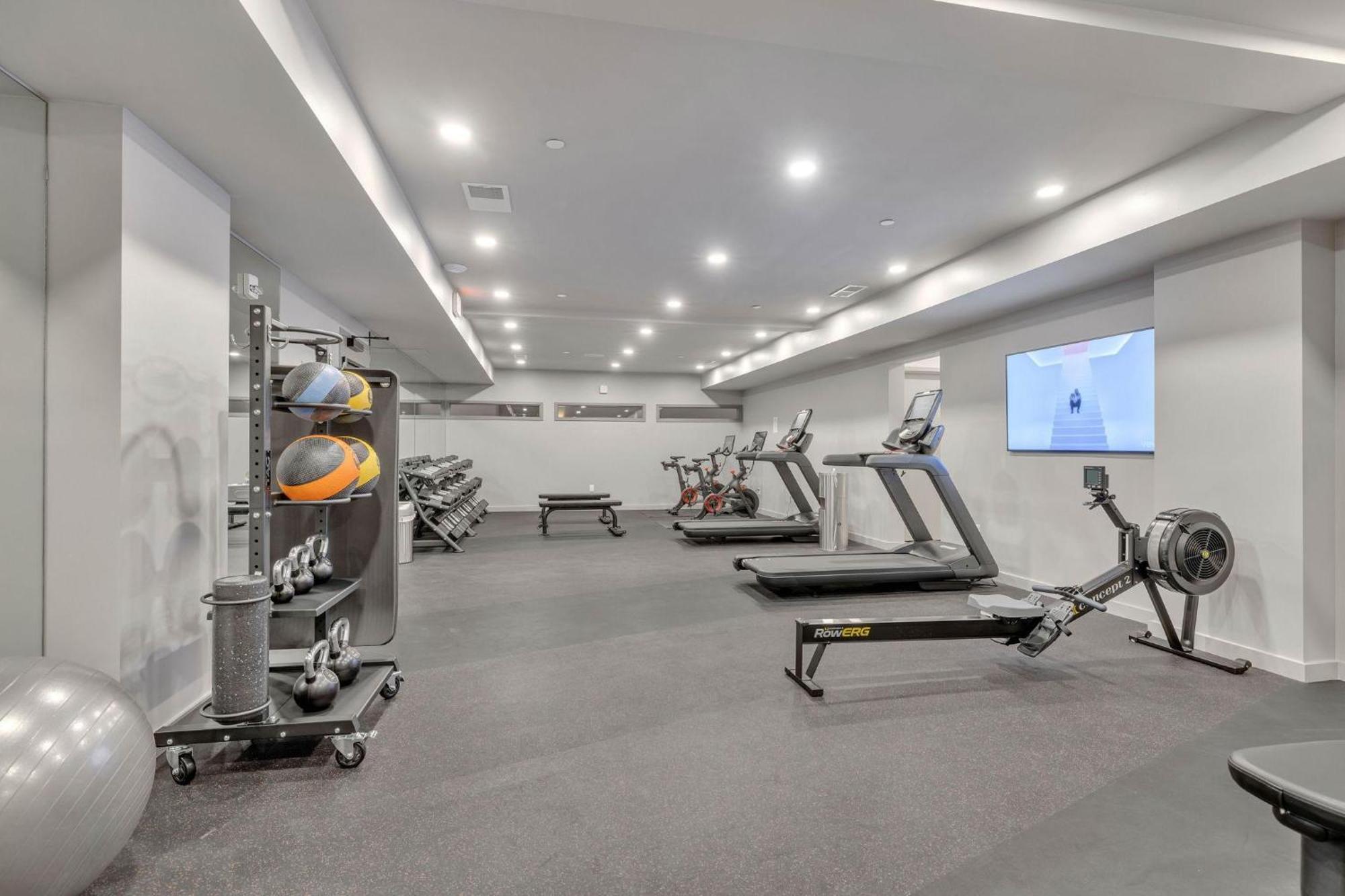 Hyve -tropical Peach -walk To Broadway - Pool&gym!