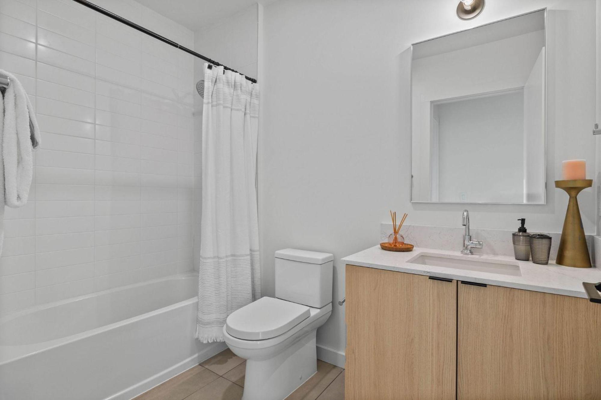 Holiday home Hyve -tropical Peach -walk To Broadway - Pool&gym! *