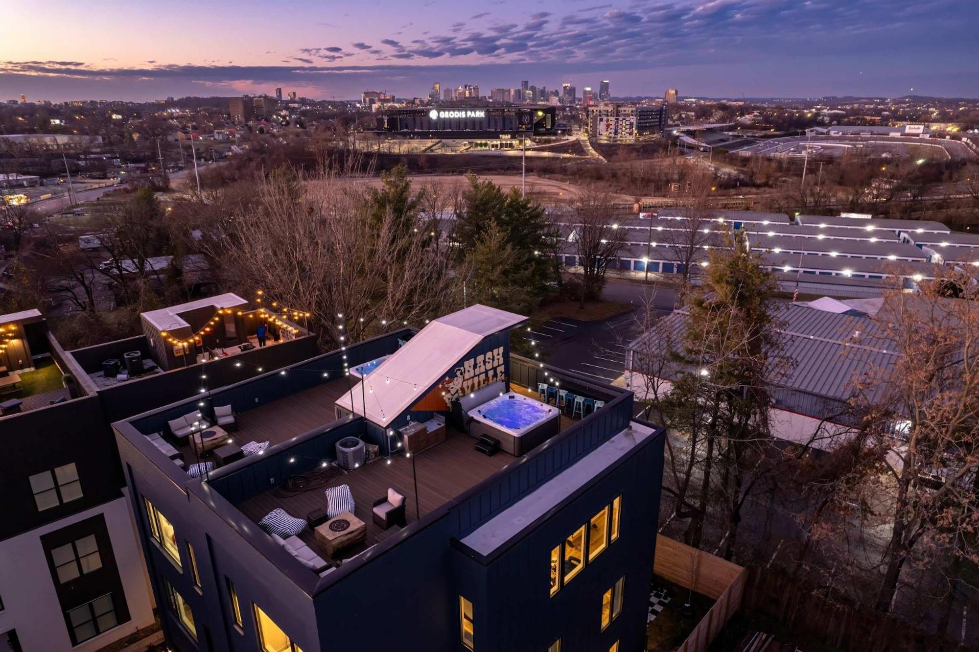 Holiday home Rooftop Deck Hot Tub & Game In