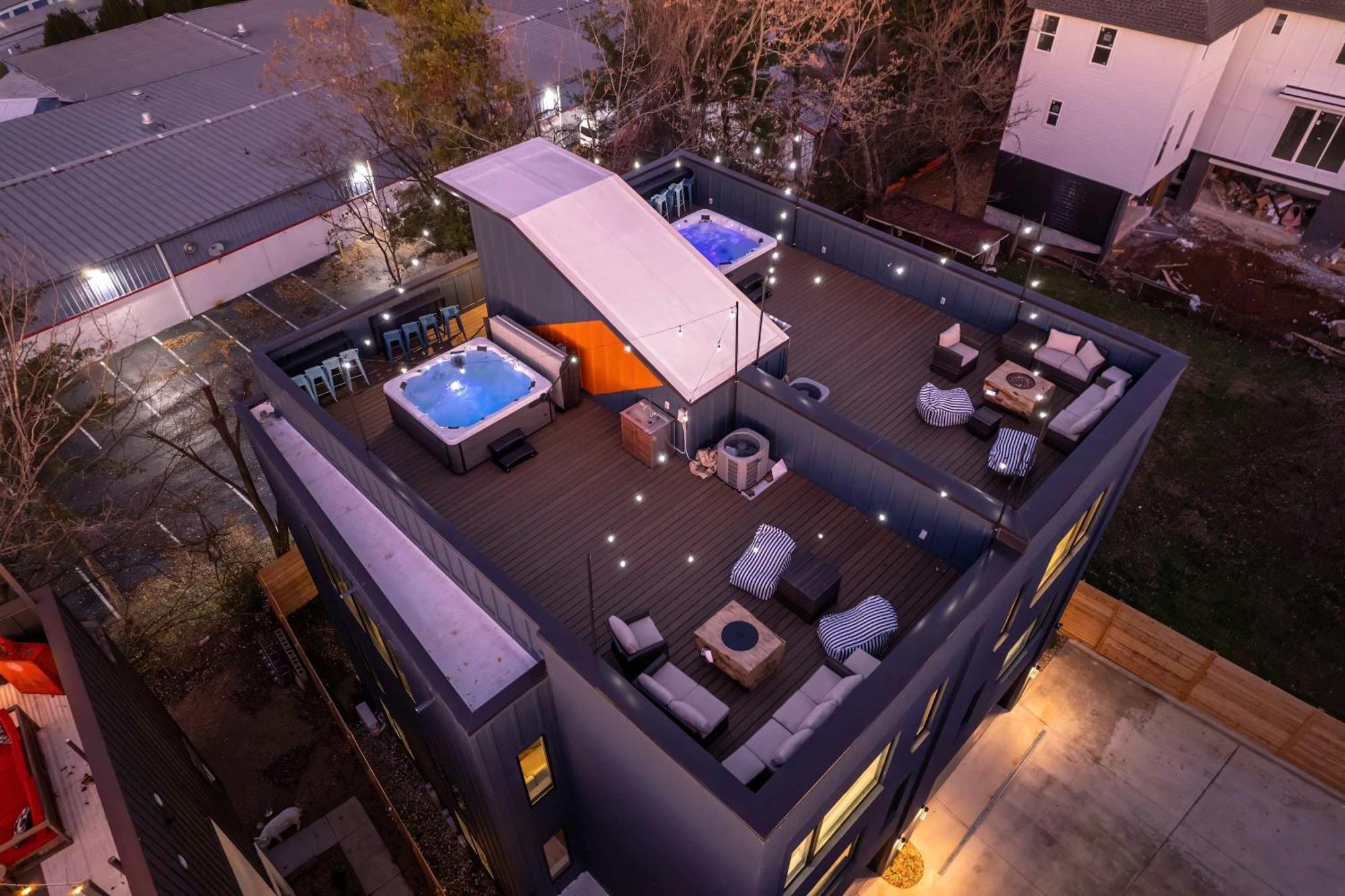 Rooftop Deck Hot Tub & Game In Nashville
