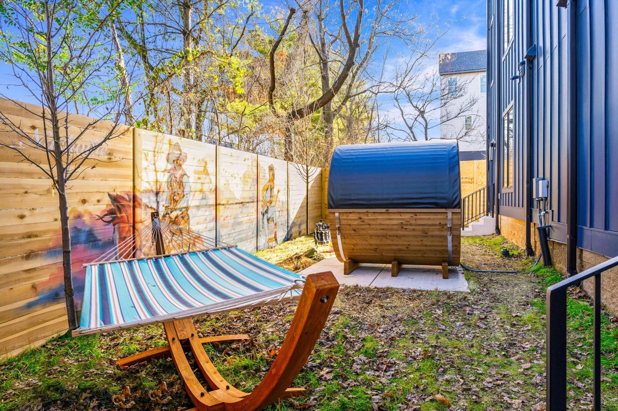 Rooftop Deck Hot Tub & Game In Holiday home Nashville