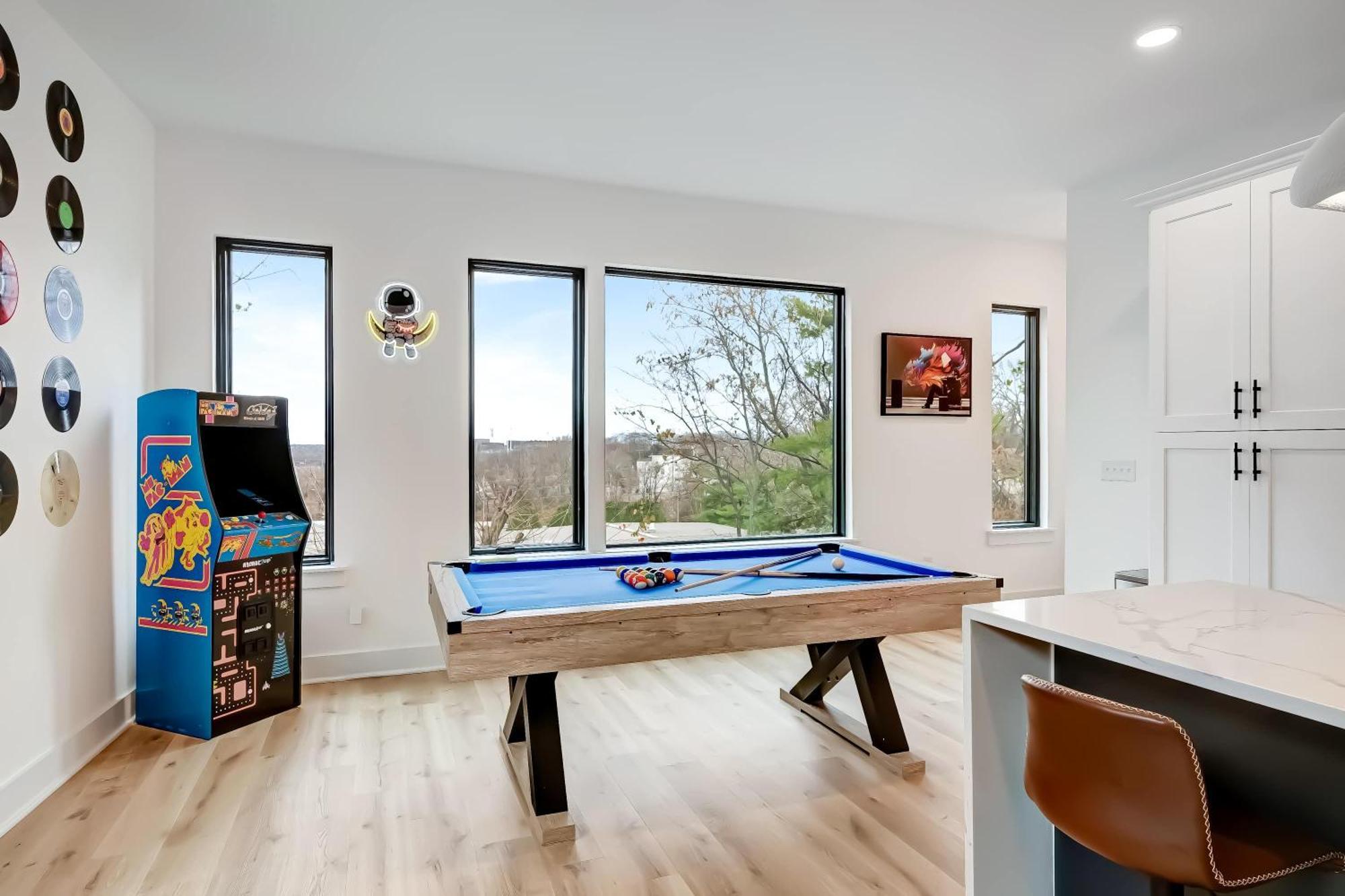 Rooftop Deck Hot Tub & Game In Nashville
