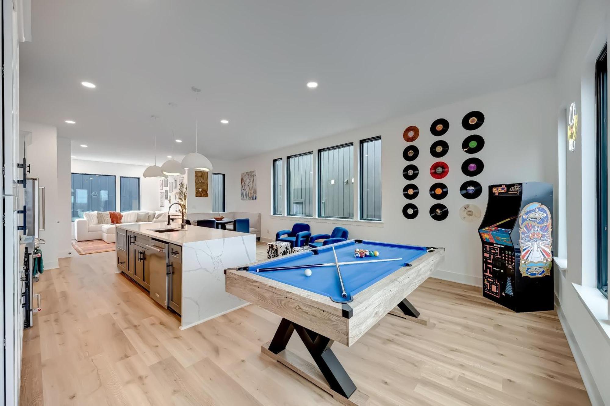Rooftop Deck Hot Tub & Game In *