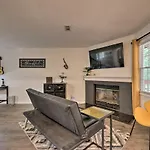 Modern Nashville Townhome Large Yard And Deck!