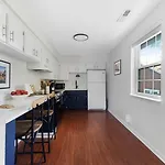 Blue Bungalow - 2 Bedroom And Mins To Broadway