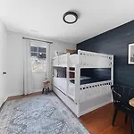 Blue Bungalow - 2 Bedroom And Mins To Broadway