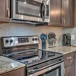 Modern Condo King Bed Free Parking Downtown
