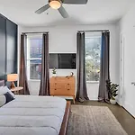 Modern Condo King Bed Free Parking Downtown