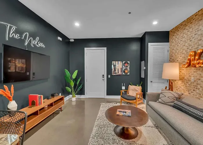 Modern Condo King Bed Free Parking Downtown
