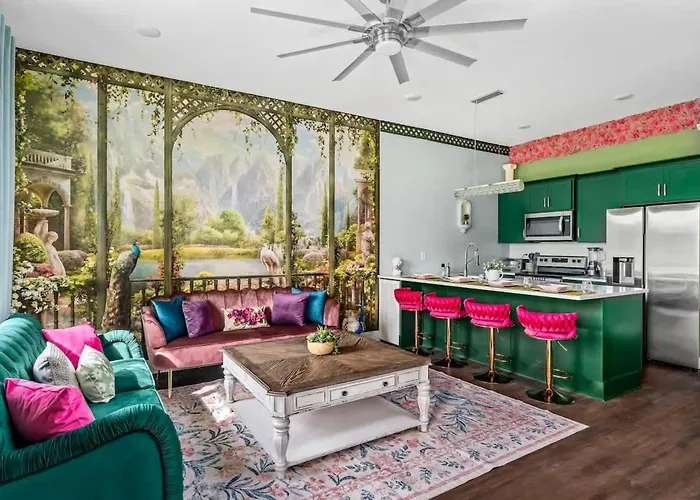 Bloom Haus Dt 2Miles - 8 Q Beds - Rooftop - Omg