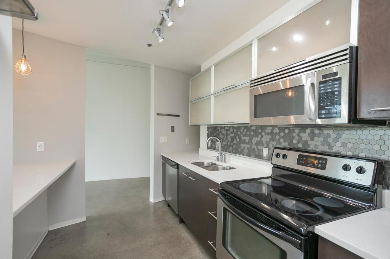 Unfurnished Amazing Layout W Balcony & Storage 30 Day Minimum Holiday home