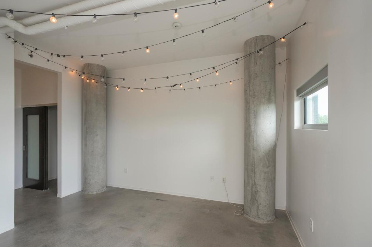 Unfurnished Amazing Layout W Balcony & Storage 30 Day Minimum *