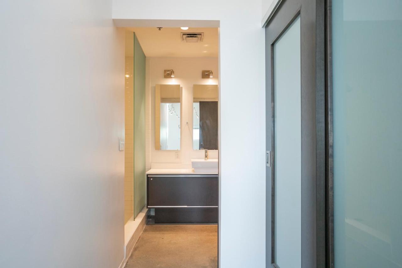 Unfurnished Amazing Layout W Balcony & Storage 30 Day Minimum Holiday home Nashville