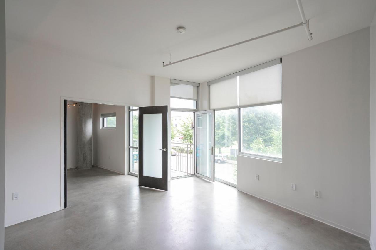 Unfurnished Amazing Layout W Balcony & Storage 30 Day Minimum Holiday home *